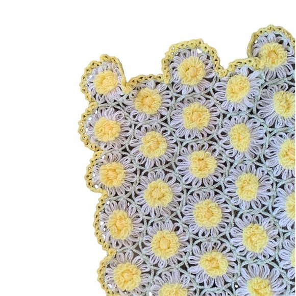 Vintage Handmade Daisy Floral Crocheted Small Throw Blanket - Picture 2 of 6